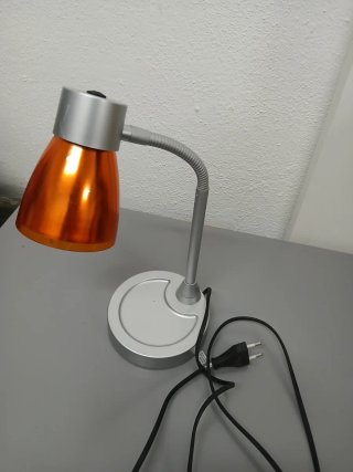 Abajur de mesa metal e plástico
