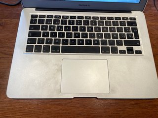 MacBook con carcasa efecto mármol