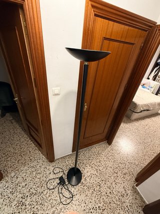 Lámpara de pie moderna negra y dorada