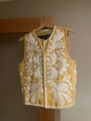 Chaleco bordado Zara amarillo y blanco