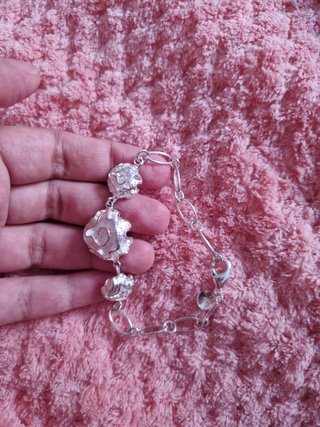 Pulsera plateada con detalles florales
