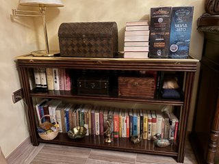 Mueble Librería de Madera y Cristal