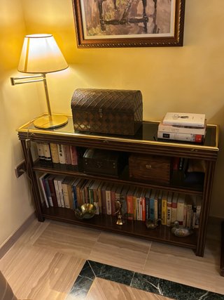 Mueble Librería de Madera y Cristal
