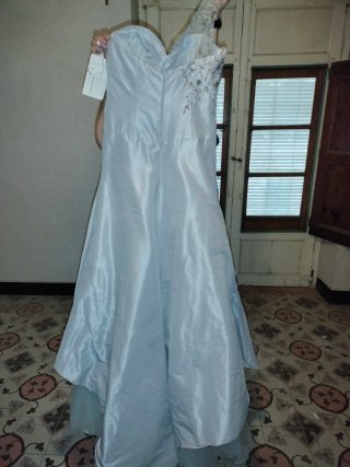 Vestido de fiesta gris plateado, con pedreria