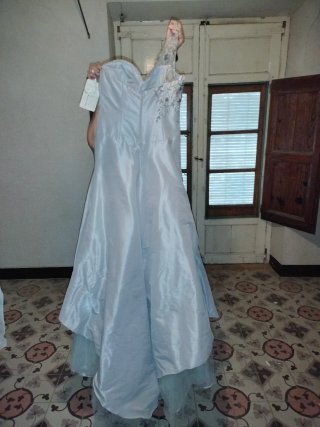 Vestido de fiesta gris plateado, con pedreria