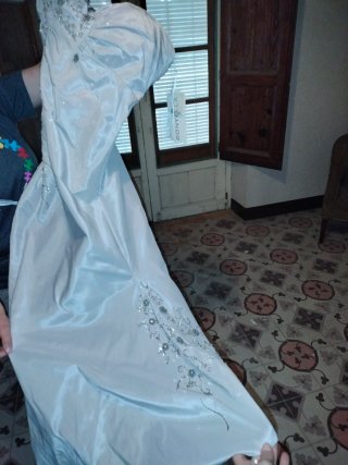 Vestido de fiesta gris plateado, con pedreria