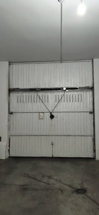 Puerta de garaje basculante metálica
