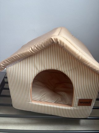 Caseta para gato con diseño de casa