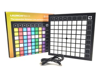 E1817981-0    Controlador Novation Launchpad X