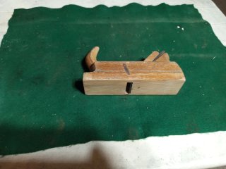 Antiguo cepillo de carpintero de madera