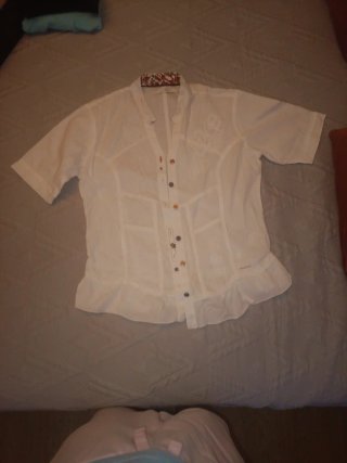 Camisa blanca bordada de Azay Collection