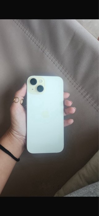 iPhone 15 Amarillo