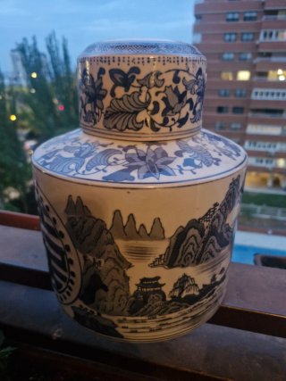 Jarrón de Cerámica con Tapa