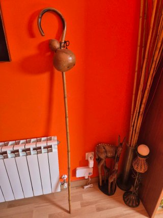 Bastón de madera con calabaza