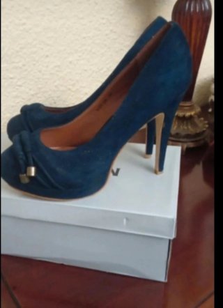 Zapatos de tacón ante azul marino
