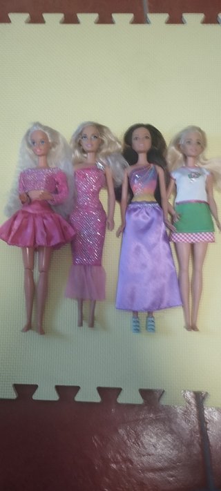 Lote de 4 Muñecas Barbie