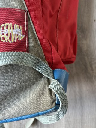 Serval mochila montaña vintage roja y azul retro