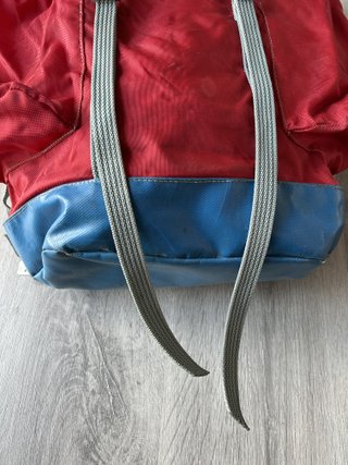 Serval mochila montaña vintage roja y azul retro