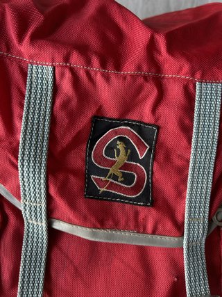 Serval mochila montaña vintage roja y azul retro