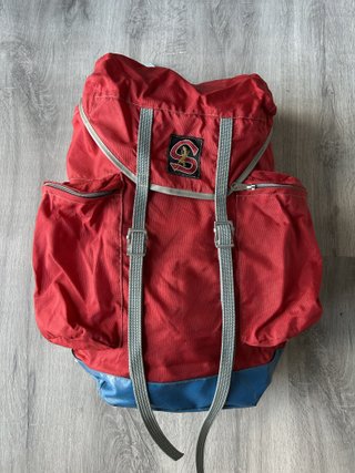 Serval mochila montaña vintage roja y azul retro