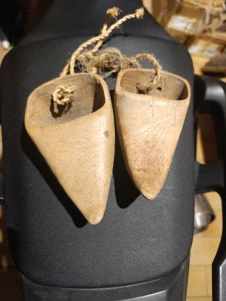 Zoquetas de madera con cuerda
