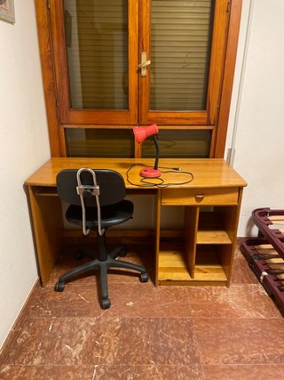 Escritorio madera con silla y lámpara