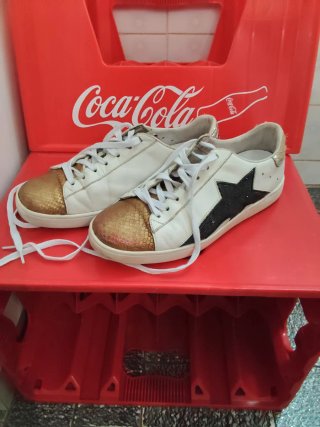 2 pares zapatillas Adidas y Lola Cruz