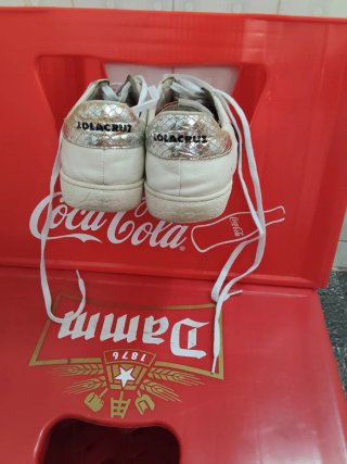 2 pares zapatillas Adidas y Lola Cruz