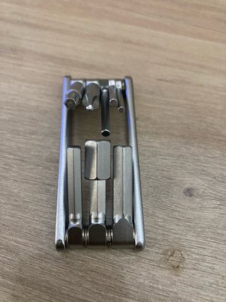 Llave MTB Multitool Decathlon Light 900 9 en 1.