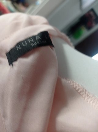 Graziosa camicia rosa con collo perle