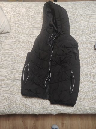 Chaleco Negro con Capucha Bershka Talla XS
