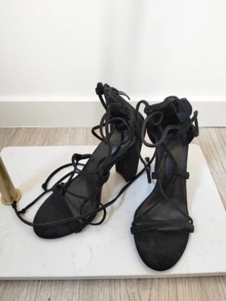 Sandalias de tacón ancho con tiras negras