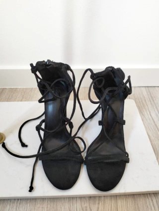 Sandalias de tacón ancho con tiras negras