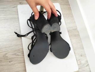 Sandalias de tacón ancho con tiras negras