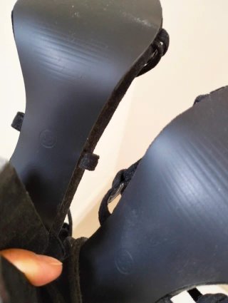 Sandalias de tacón ancho con tiras negras