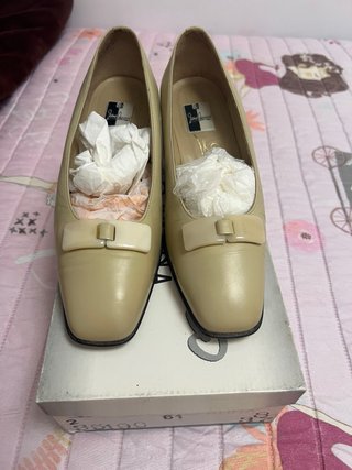 Zapatos de salón de piel beige