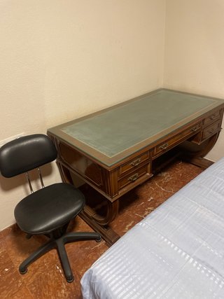Escritorio antiguo de madera y silla