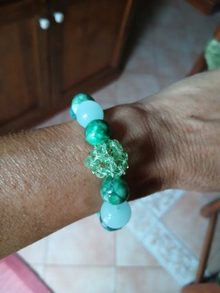 Bracciale con perle verdi e azzurre