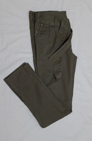 Pantalón caqui con cinturón