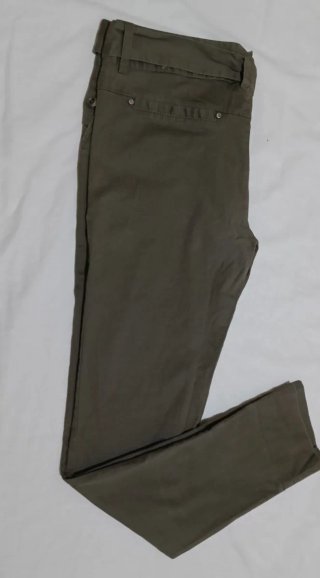 Pantalón caqui con cinturón
