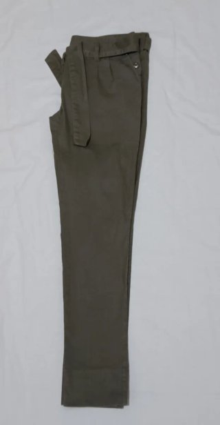 Pantalón caqui con cinturón