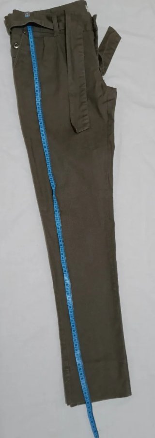 Pantalón caqui con cinturón