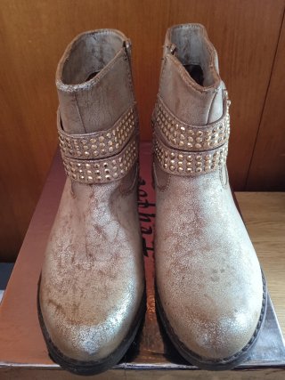 Botines dorados con tachuelas, Marca Miss Melody.
