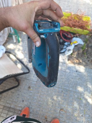 Caladora a batería Makita DJV182