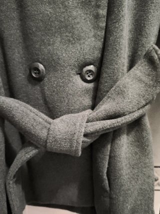 Chaquetón de invierno gris con capucha
