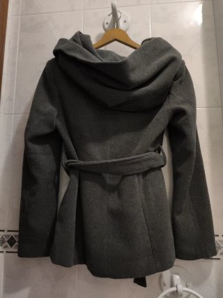 Chaquetón de invierno gris con capucha