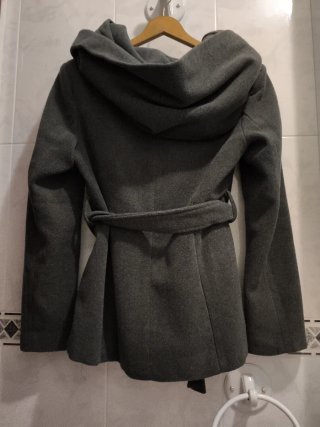 Chaquetón de invierno gris con capucha