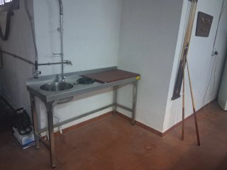 Mesa de acero con fregadero y grifo ducha
