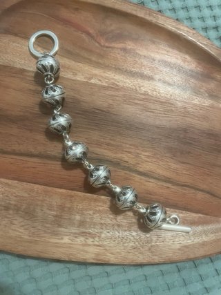 Pulsera color plata con bolas caladas