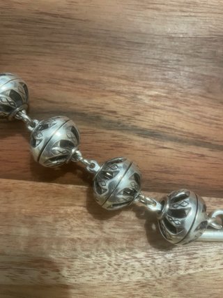Pulsera color plata con bolas caladas